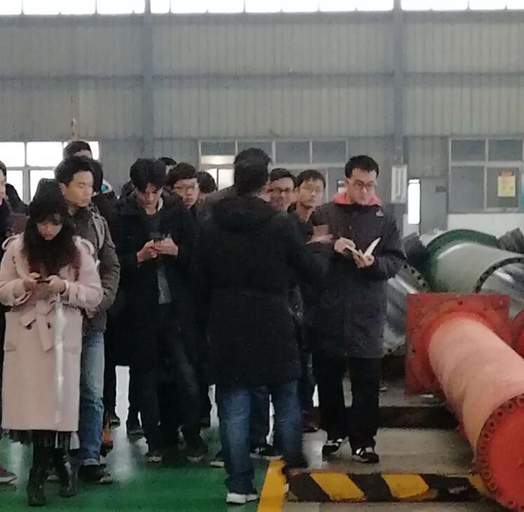 武汉大学机械设计及自动化专业师生在武汉尊龙凯时人生就是搏液压旅行实习